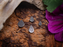 Load image into Gallery viewer, Patterned Teardrop labret in sterling silver
