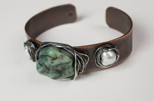 Load image into Gallery viewer, SNAKESKIN CUFF emerald and pearl