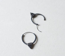 Load image into Gallery viewer, TRINUM hoop earrings in oxidized sterling silver